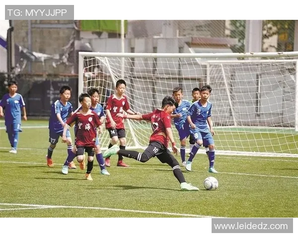 中韩足球赛激战正酣球迷热情高涨期待精彩对决